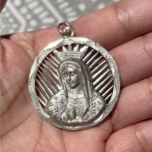 720 Silver Vintage 1952 Mexican War Hero Hidalgo 5 Peso Coin Virgin Mary Pendant
